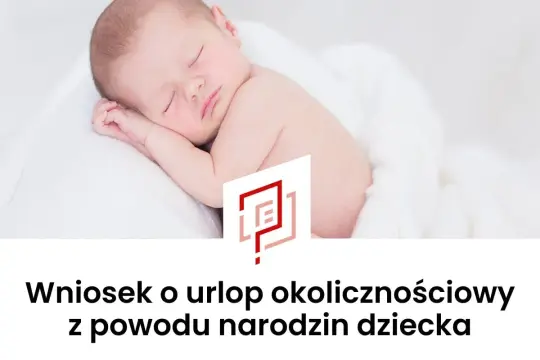 Śpiące maleństwo otulone białym kocykiem. Wniosek o urlop okolicznościowy na narodziny dziecka.