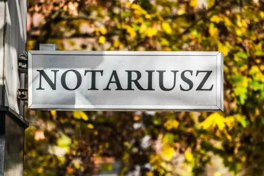 Tabliczka z napisem "NOTARIUSZ". Zastanawiasz się, ile kosztuje notariusz? Sprawdź ceny usług notarialnych.