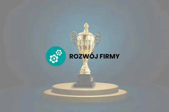 Złote trofeum na podium symbolizuje jubileusz 30 lat pracy i rozwój firmy.