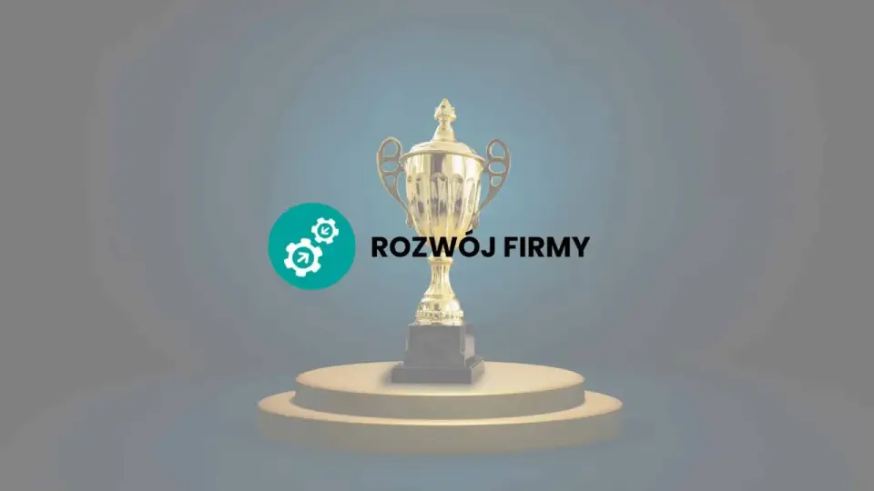 Złote trofeum na podium symbolizuje jubileusz 30 lat pracy i rozwój firmy.